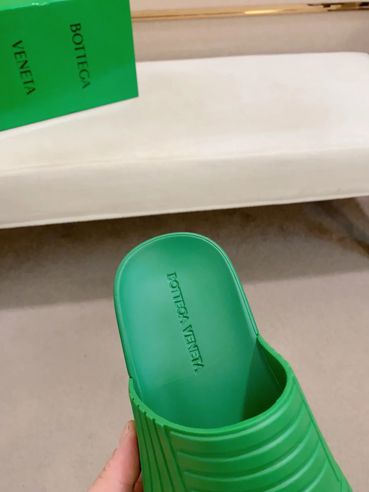 Men's shoes💰: 340💰Couple style👫【BV~Bottega Veneta】Trendy new slippers are on the market, the same style as the official website. Counter quality [strong][strong][strong] Selected rubber fabrics, high-end atmosphere, super cost-effective model. Original wear-resistant rubber outsole. Fine workmanship. The upper layer of materials is used. The quality is visible. Shoe size: Female 36-40. Male 38-46